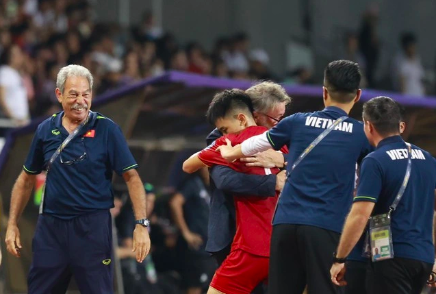 HLV Troussier bất ngờ đăng d&ograve;ng trạng th&aacute;i đầy cảm x&uacute;c, Đ&igrave;nh Bắc lập tức đ&aacute;p lời thầy cũ
- Ảnh 1.