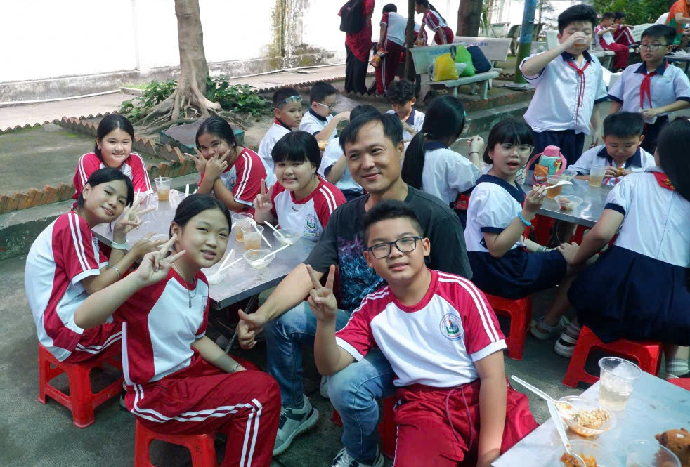 Những bữa ăn b&aacute;n tr&uacute; hạnh ph&uacute;c ở trường - Ảnh 7.