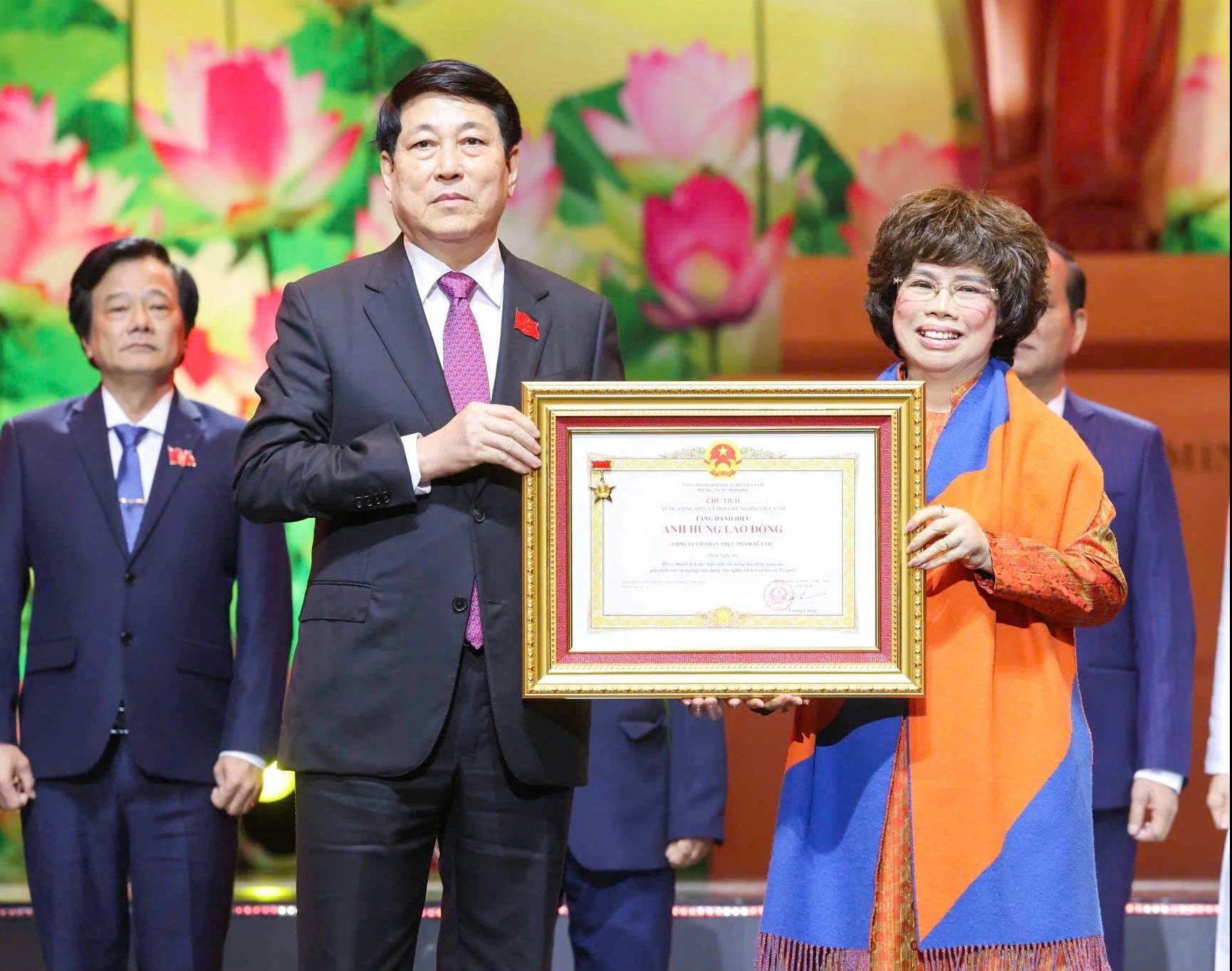 Vì hạnh phúc nhân dân , thi đua thành hành động và khát vọng thành hiện thực - Ảnh 2. Vì hạnh phúc nhân dân , thi đua thành hành động và khát vọng thành hiện thực - Ảnh 2.