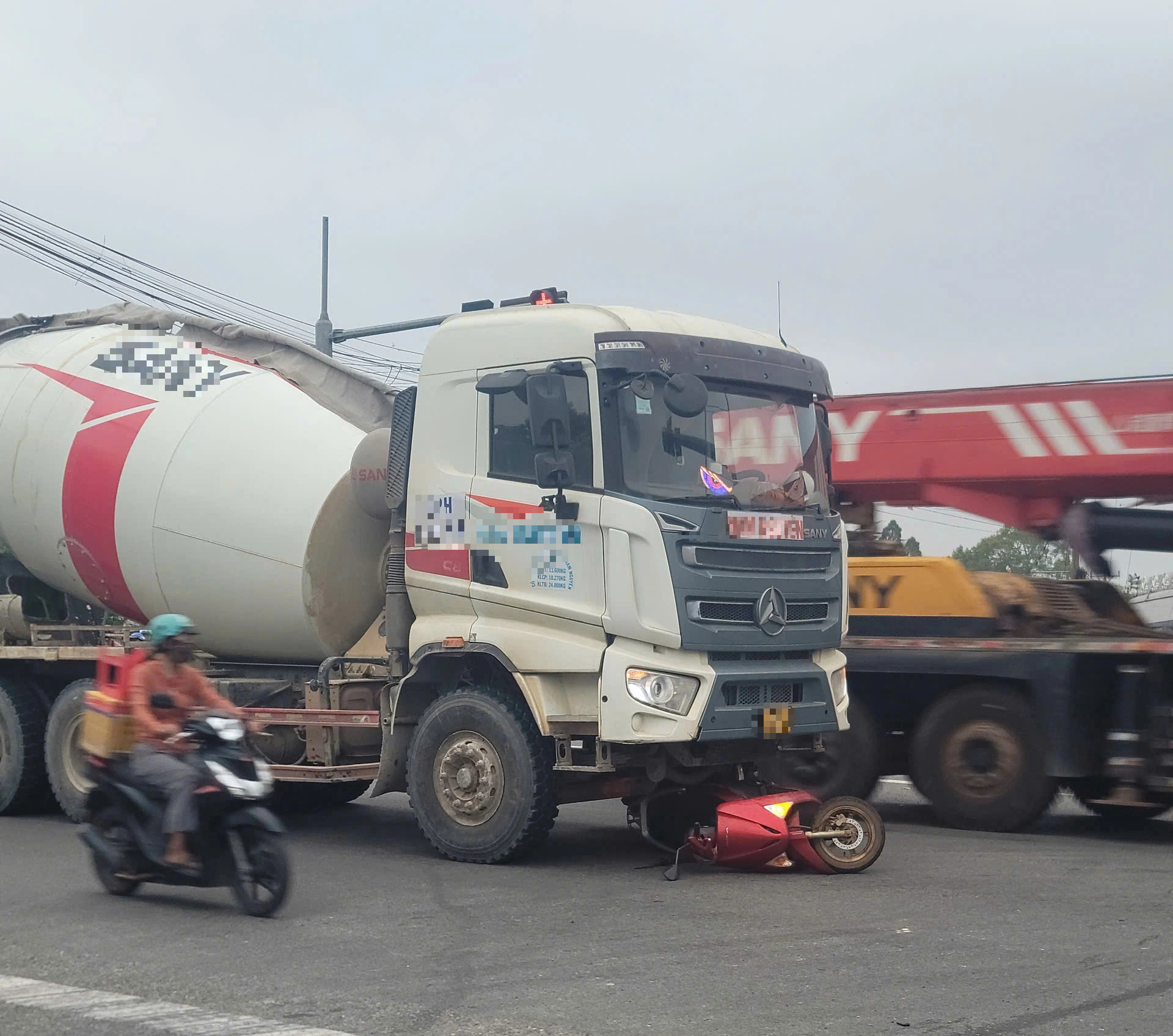 TP.HCM: Tai nạn với xe trộn bê tông, bà nội tử vong, 2 cháu nhỏ bị thương- Ảnh 2.