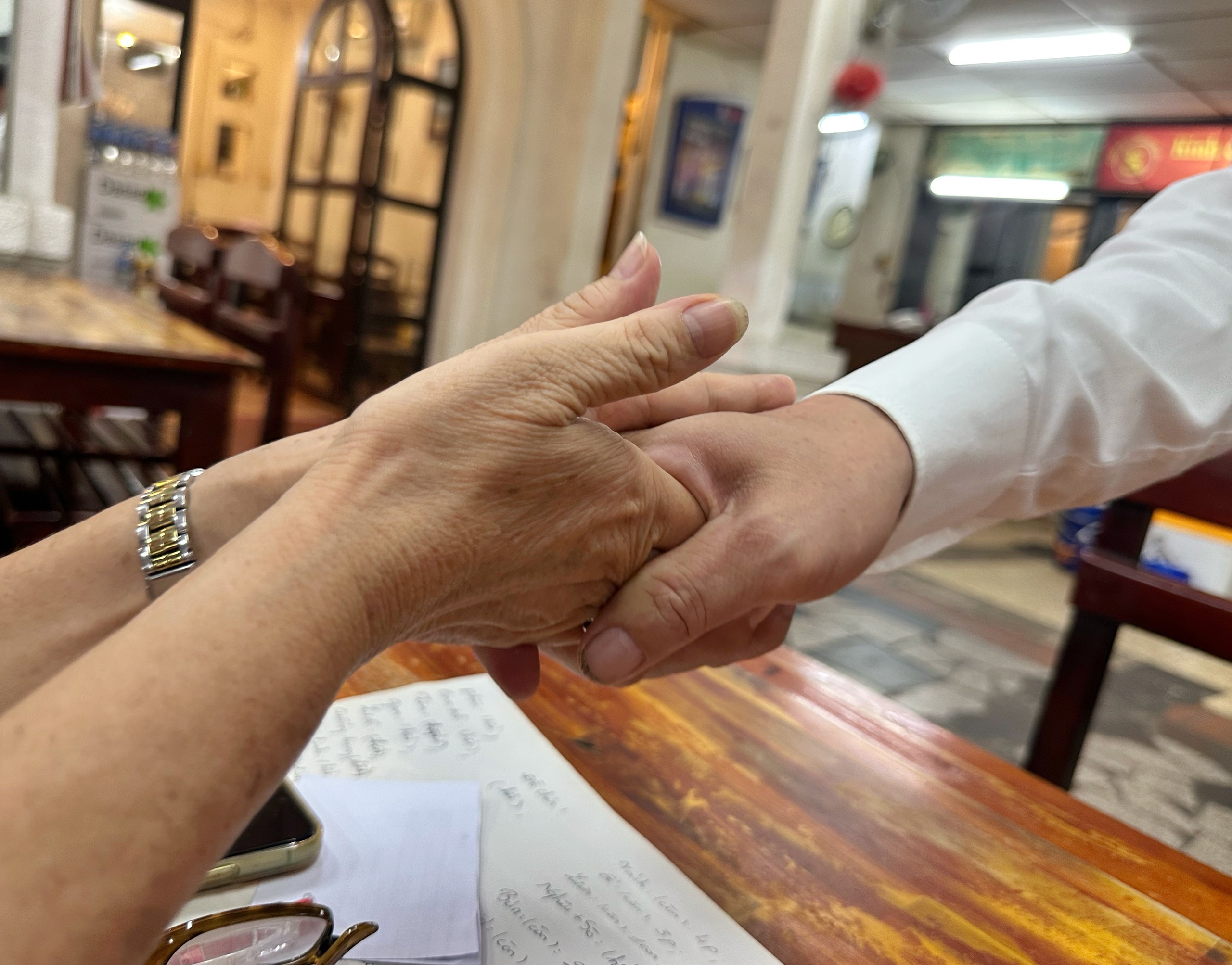 Qu&aacute;n ăn ở trung t&acirc;m TP.HCM đ&oacute;ng cửa trước 2026: B&agrave; chủ bật kh&oacute;c tạm biệt kh&aacute;ch - Ảnh 2.