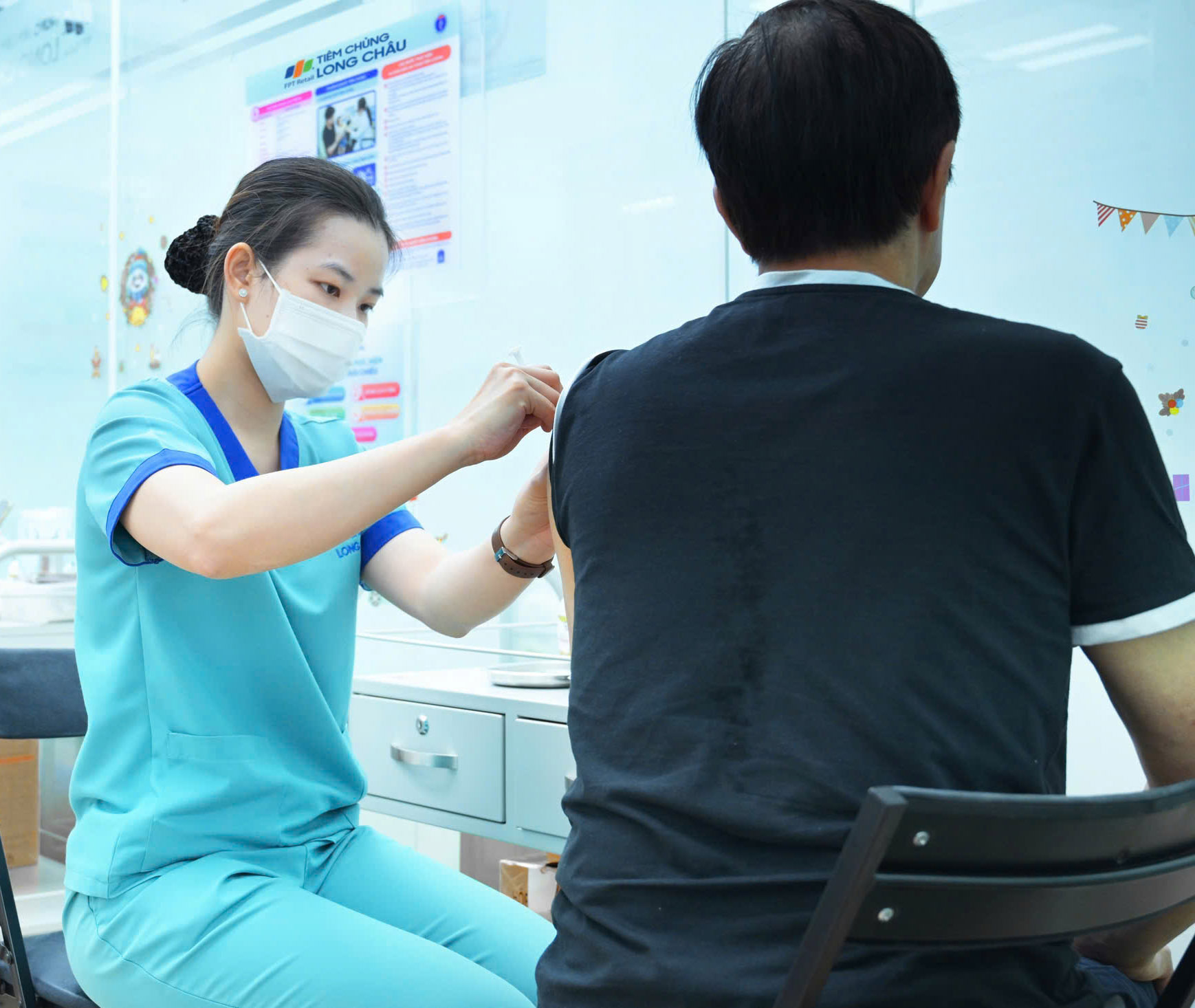 Lợi ích tiêm vắc xin HPV ở nam giới: Ngăn ngừa sùi mào gà, ung thư - Ảnh 2.