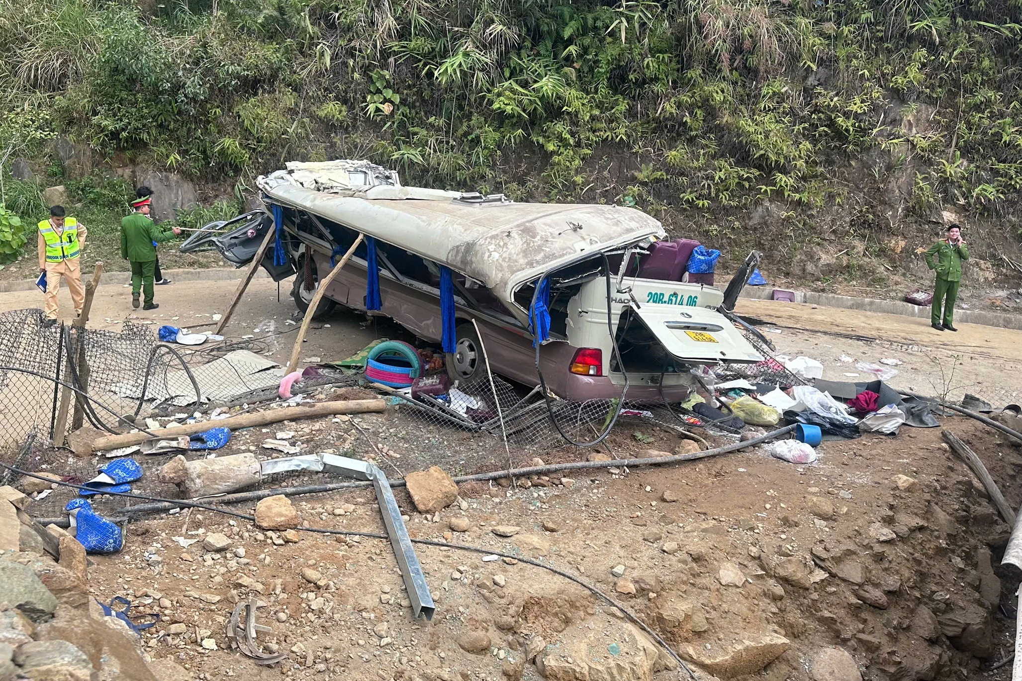 Nguyên nhân khiến xe chở đoàn thiện nguyện bị lật làm 9 người chết ở Lào Cai - Ảnh 1.