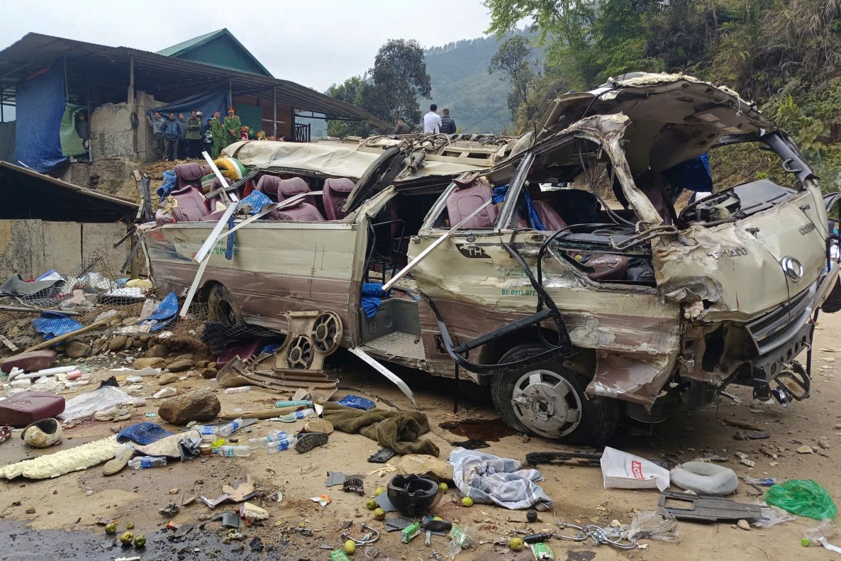 Hiện trường vụ xe chở đoàn từ thiện bị lật khiến 9 người chết ở Lào Cai - Ảnh 5.