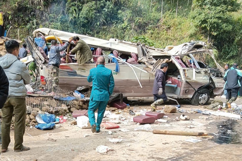 Hiện trường vụ xe chở đoàn từ thiện bị lật khiến 9 người chết ở Lào Cai - Ảnh 6.