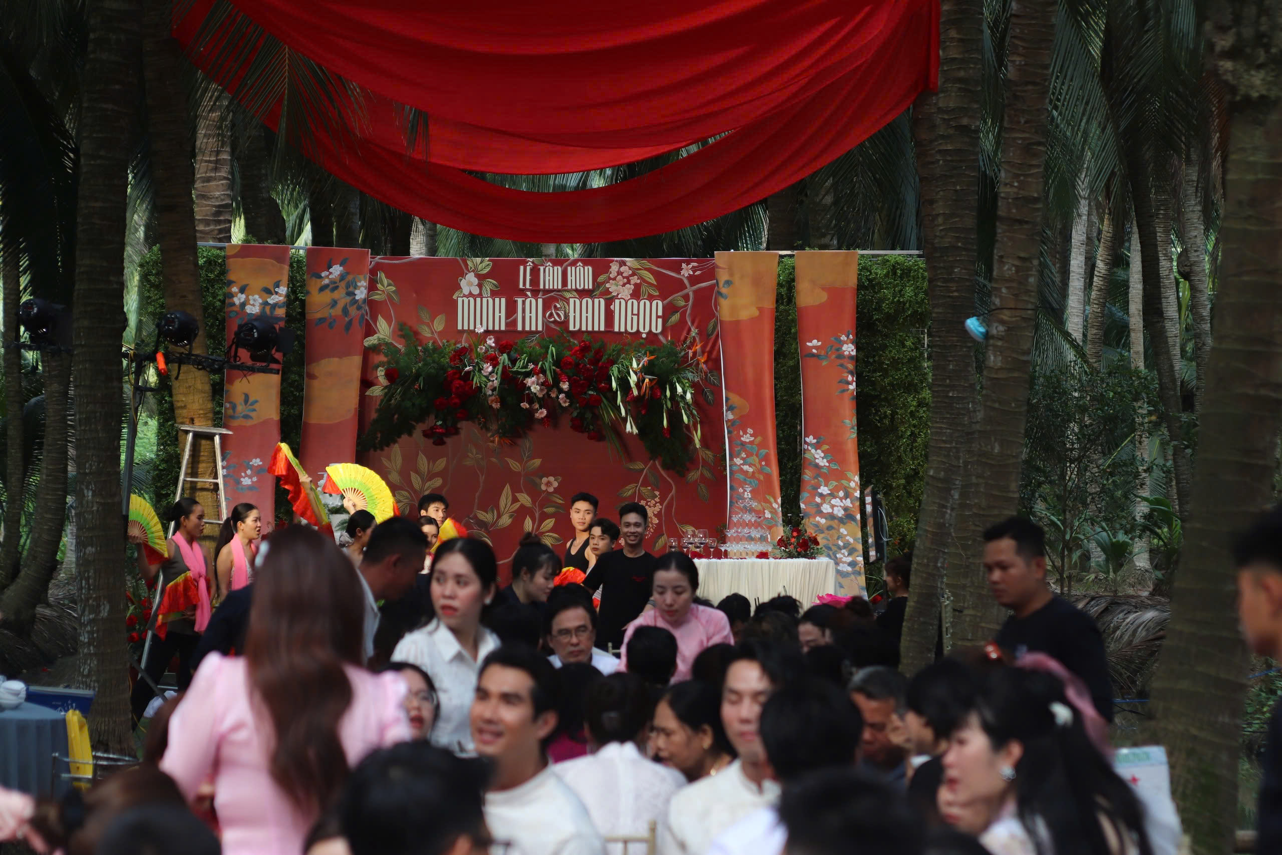 Đo&agrave;n Minh T&agrave;i ch&egrave;o xuồng rước vợ &lsquo;về dinh&rsquo;, đ&aacute;m cưới giữa vườn dừa hơn 1.000 m2 - Ảnh 1.