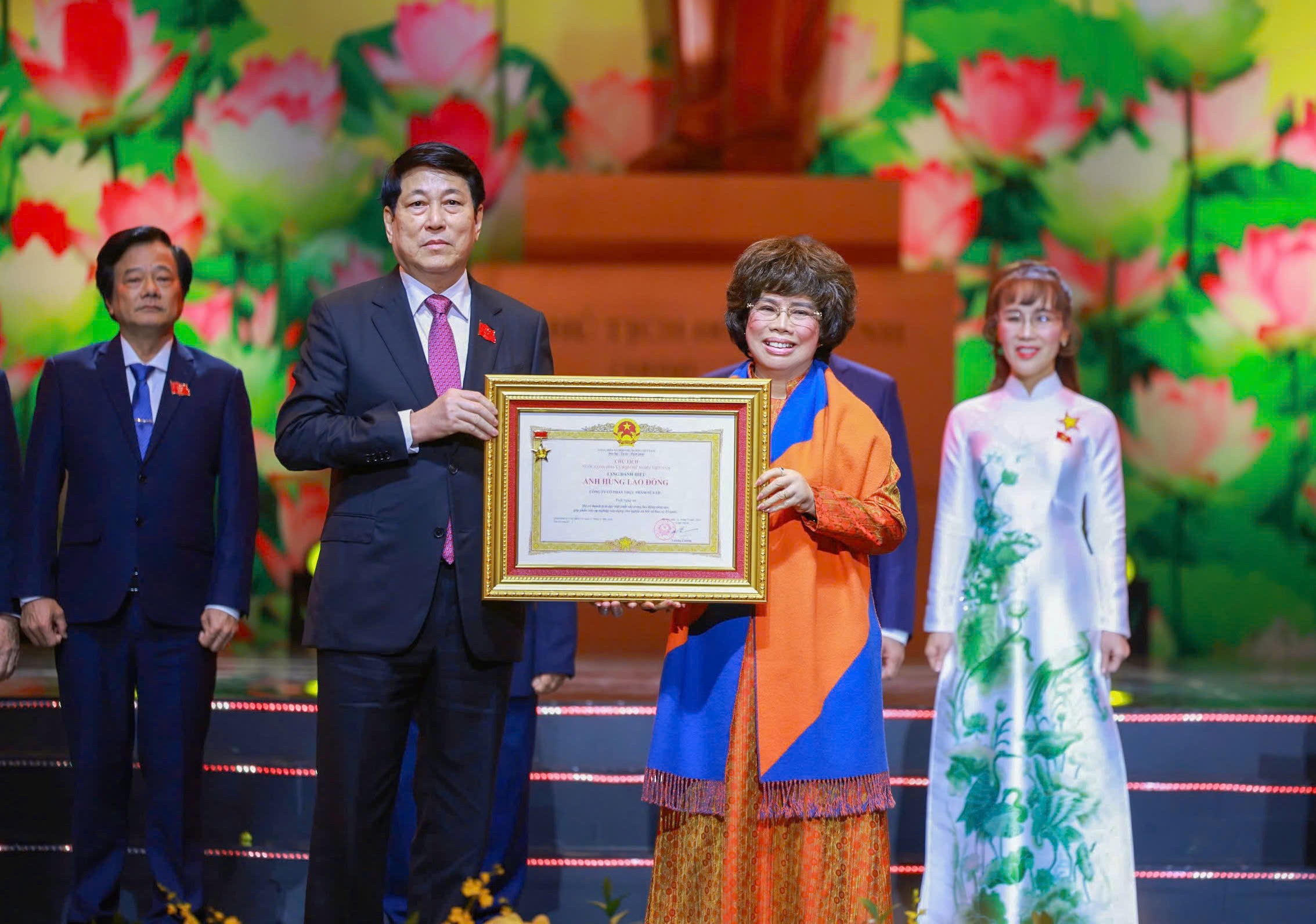 Thi đua y&ecirc;u nước để mọi người sống tốt l&ecirc;n, sống đẹp hơn, nghĩa t&igrave;nh hơn - Ảnh 1.