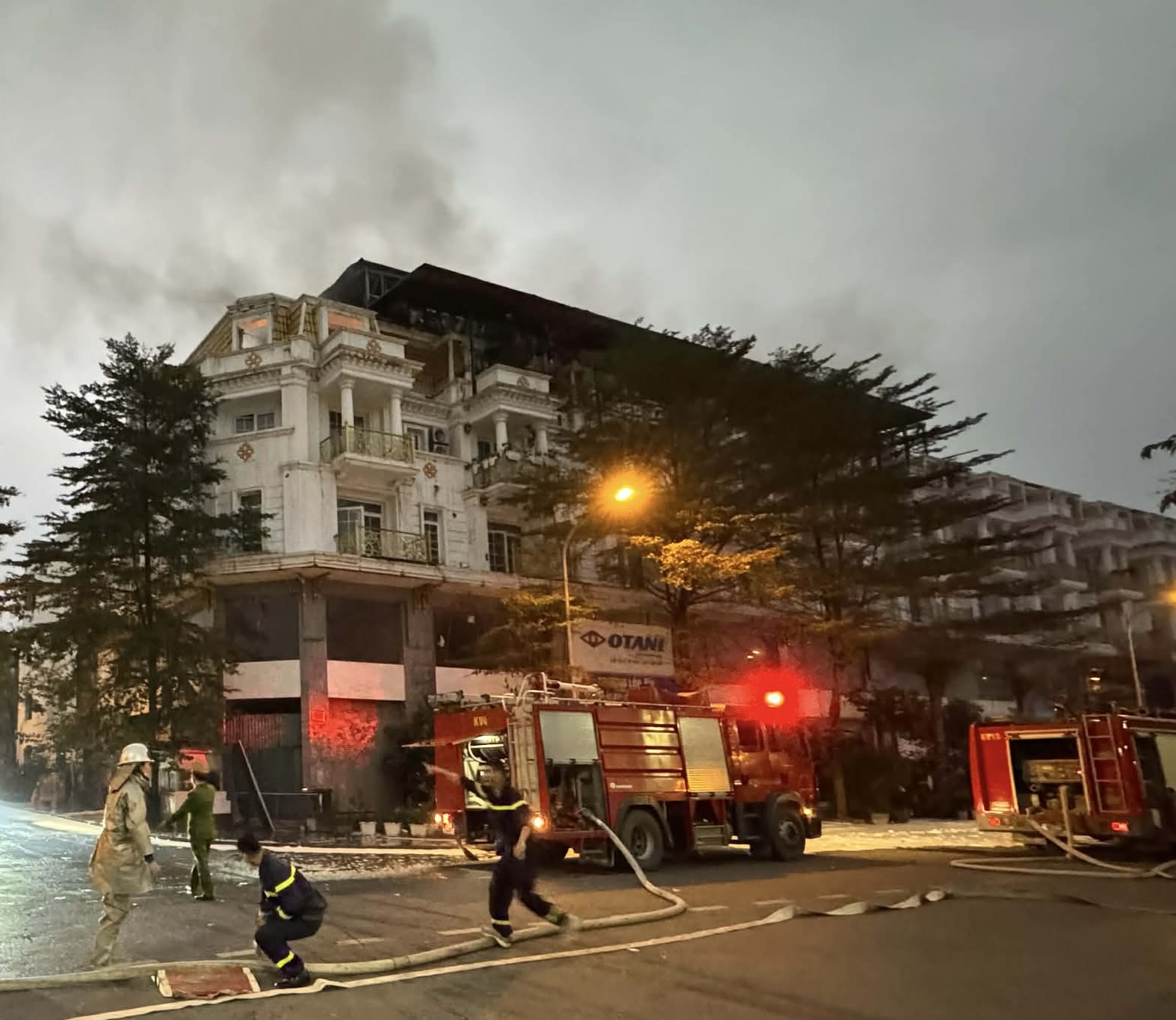 Cháy lớn tại Khu đô thị Geleximco Lê Trọng Tấn- Ảnh 2.