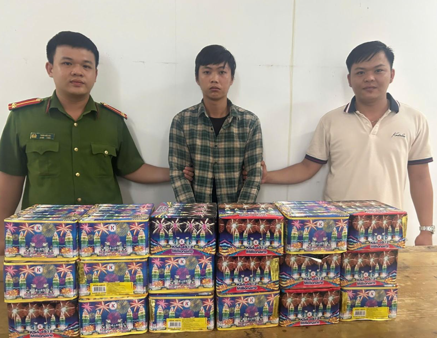 Bắt giữ 2 vụ mua bán pháo nổ trái phép tại xã Xuân Thới Sơn, TP.HCM- Ảnh 2.