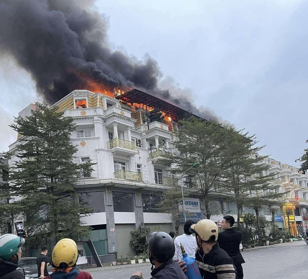 Cháy lớn tại Khu đô thị Geleximco Lê Trọng Tấn- Ảnh 1.