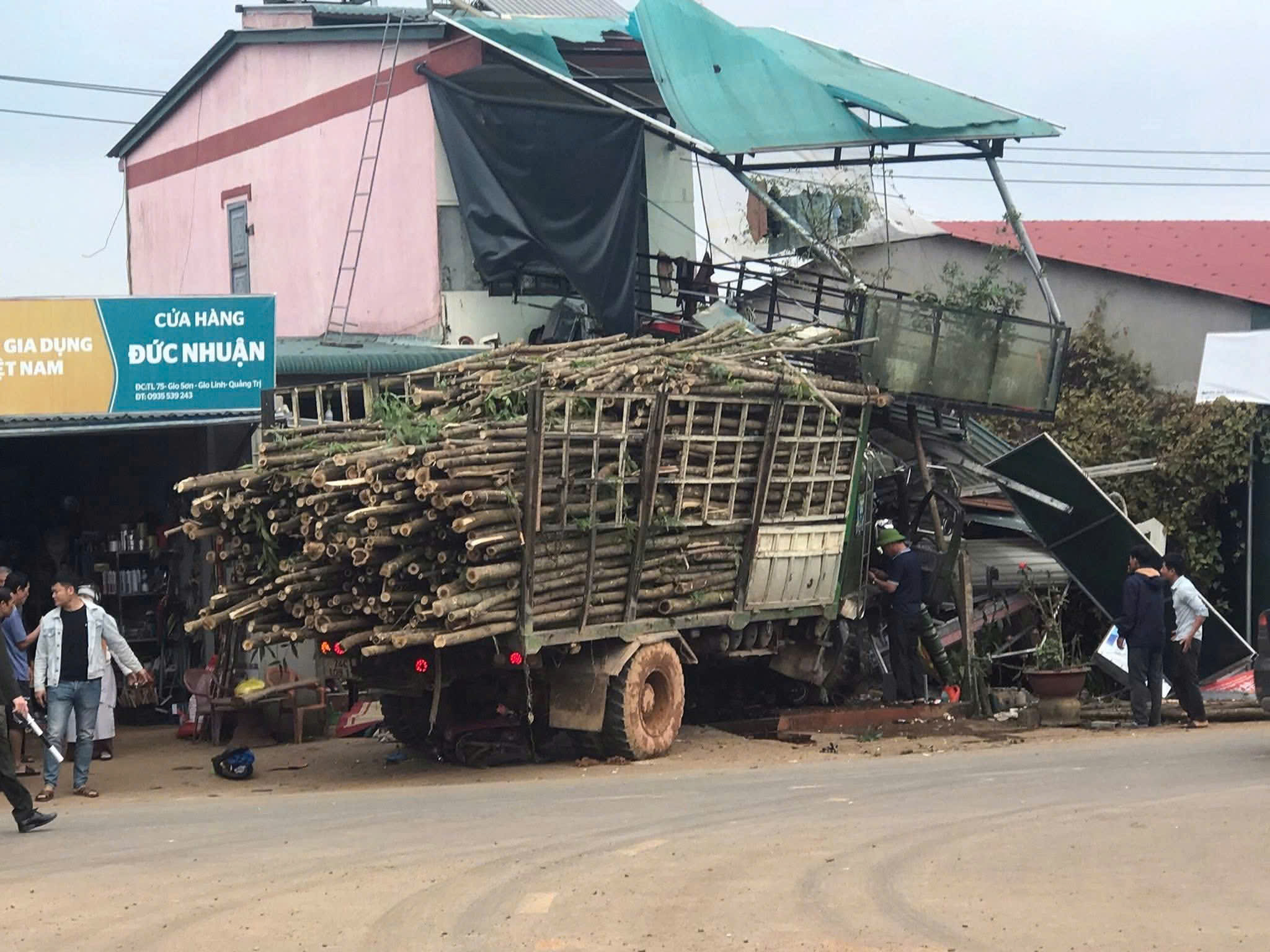 Tai nạn giữa xe tải và xe máy, bé 5 tuổi tử vong, nhiều người bị thương - Ảnh 1.