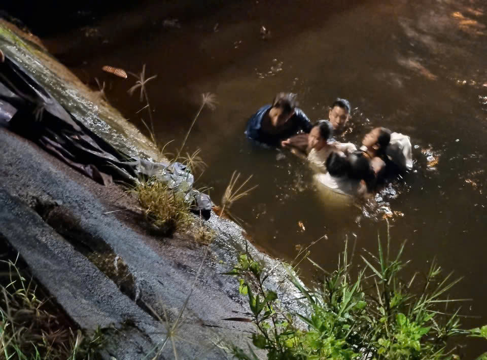 Quảng Trị: Hai bố con lao xuống kênh nước xiết cứu sống 3 người đuối nước - Ảnh 1.