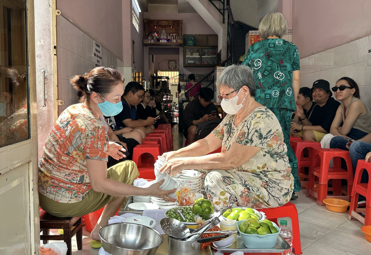 Năm 2025, nhiều qu&aacute;n ăn nổi tiếng đ&oacute;ng cửa vĩnh viễn khiến thực kh&aacute;ch tiếc nuối - Ảnh 1.