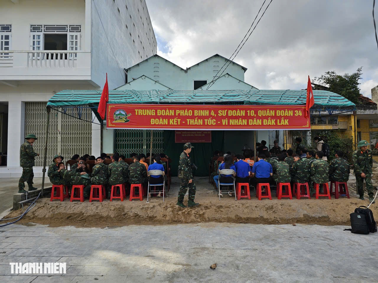 Nh&agrave; tr&aacute;nh lũ mới mọc l&ecirc;n ở hạ lưu thủy điện s&ocirc;ng Ba Hạ: Dấu ấn thần tốc của bộ đội - Ảnh 1.