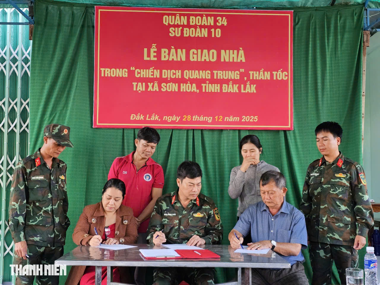 Nh&agrave; tr&aacute;nh lũ mới mọc l&ecirc;n ở hạ lưu thủy điện s&ocirc;ng Ba Hạ: Dấu ấn thần tốc của bộ đội - Ảnh 2.