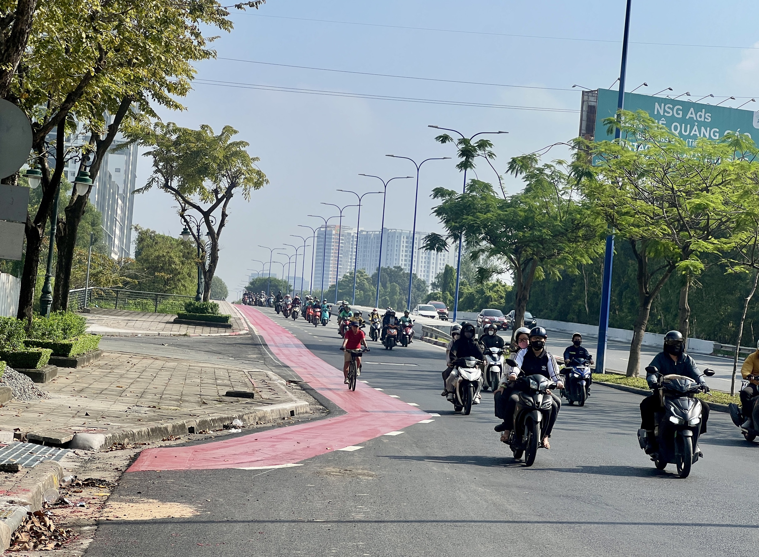 L&agrave;n xe đạp đầu ti&ecirc;n ở TP.HCM sắp ho&agrave;n th&agrave;nh: Người d&acirc;n h&agrave;o hứng trải nghiệm - Ảnh 6.