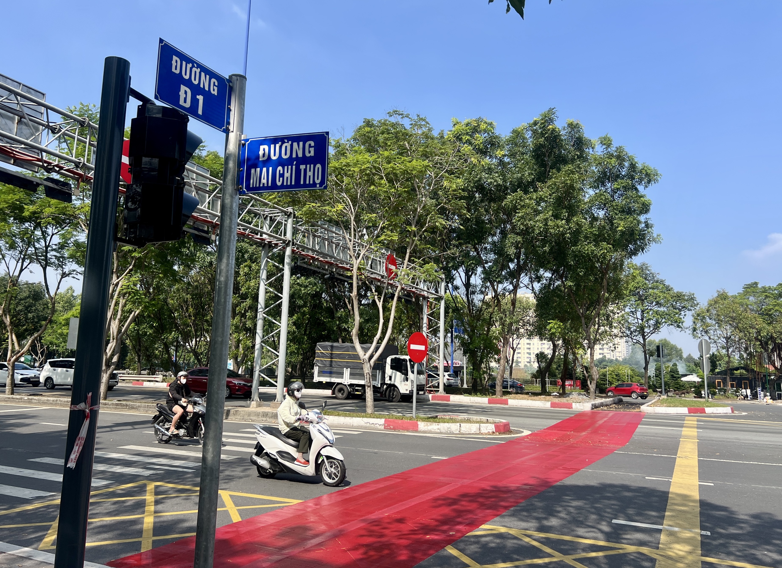 Làn xe đạp đầu tiên ở TP.HCM sắp hoàn thành: Người dân hào hứng trải nghiệm - Ảnh 5.