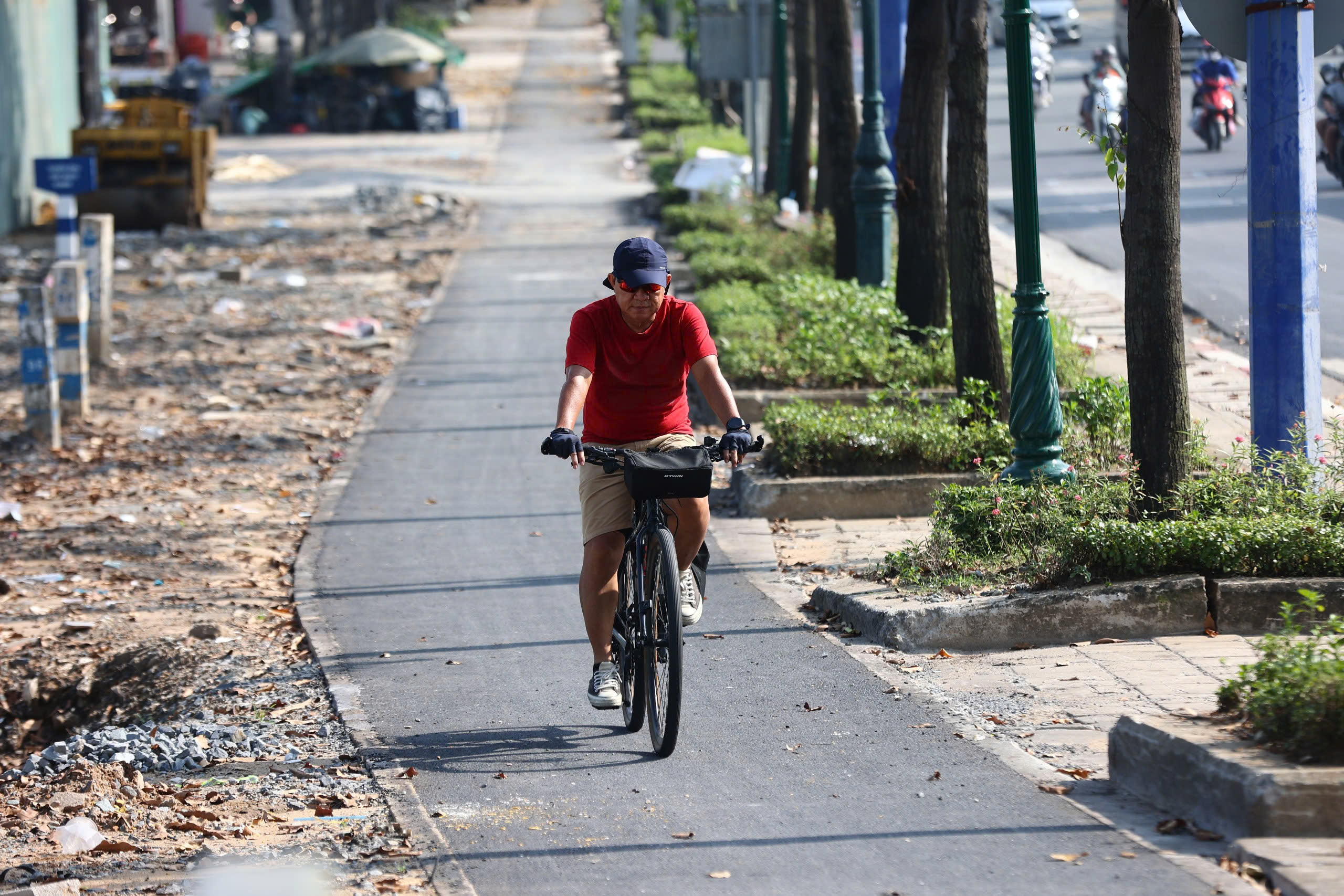 L&agrave;n xe đạp đầu ti&ecirc;n ở TP.HCM sắp ho&agrave;n th&agrave;nh: Người d&acirc;n h&agrave;o hứng trải nghiệm - Ảnh 1.