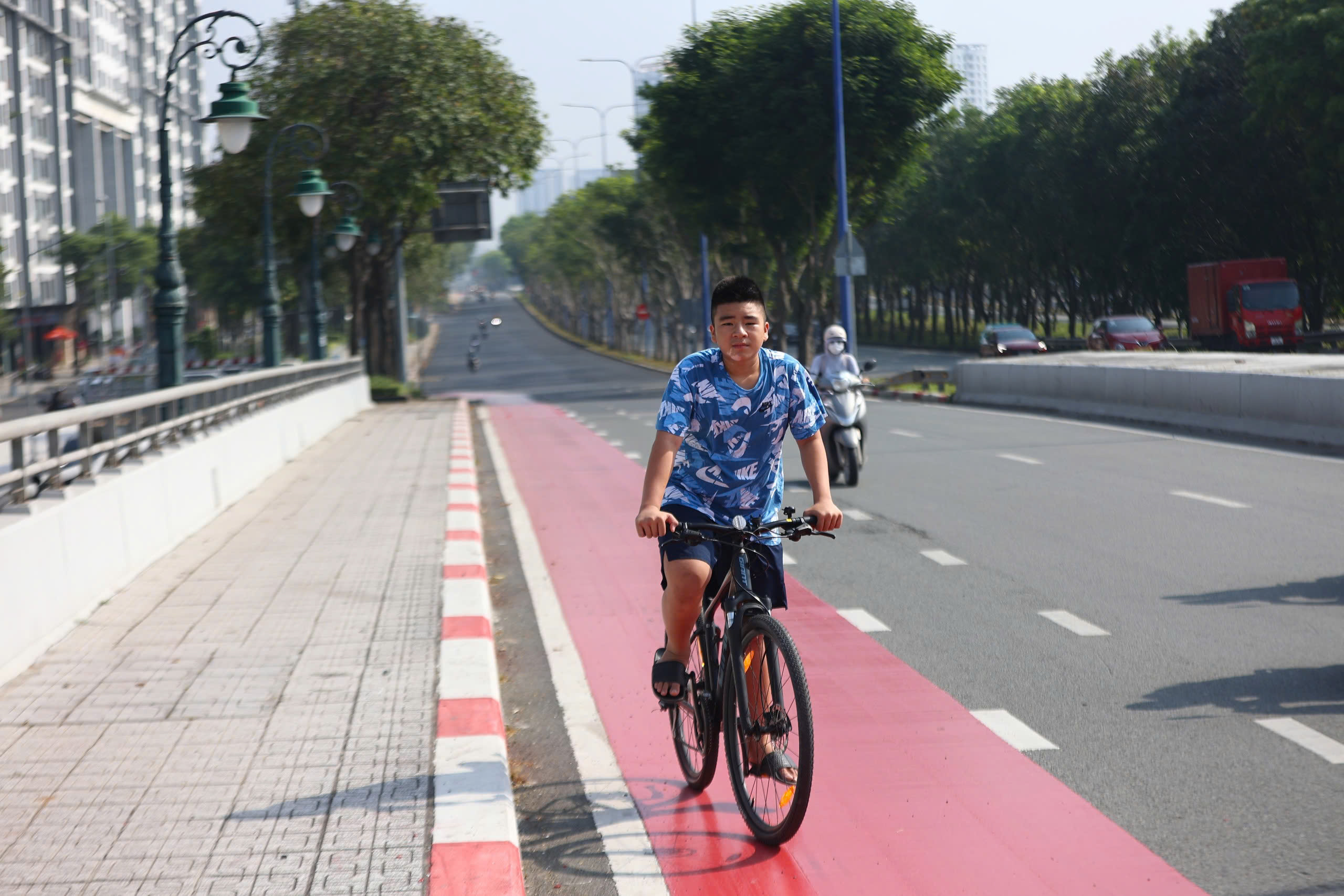 L&agrave;n xe đạp đầu ti&ecirc;n ở TP.HCM sắp ho&agrave;n th&agrave;nh: Người d&acirc;n h&agrave;o hứng trải nghiệm - Ảnh 3.