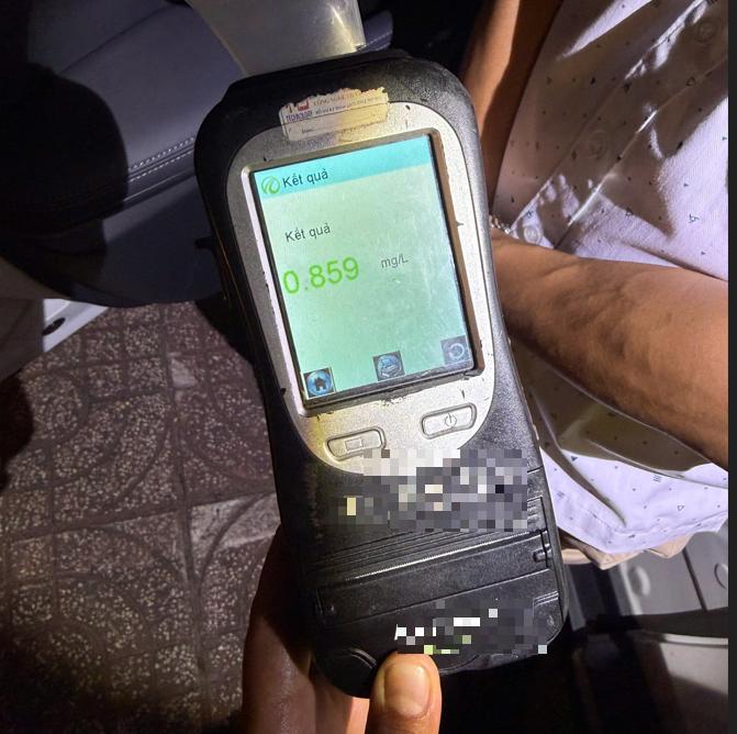 CSGT Đồng Nai phát hiện tài xế nồng độ cồn gấp đôi mức kịch khung- Ảnh 2.