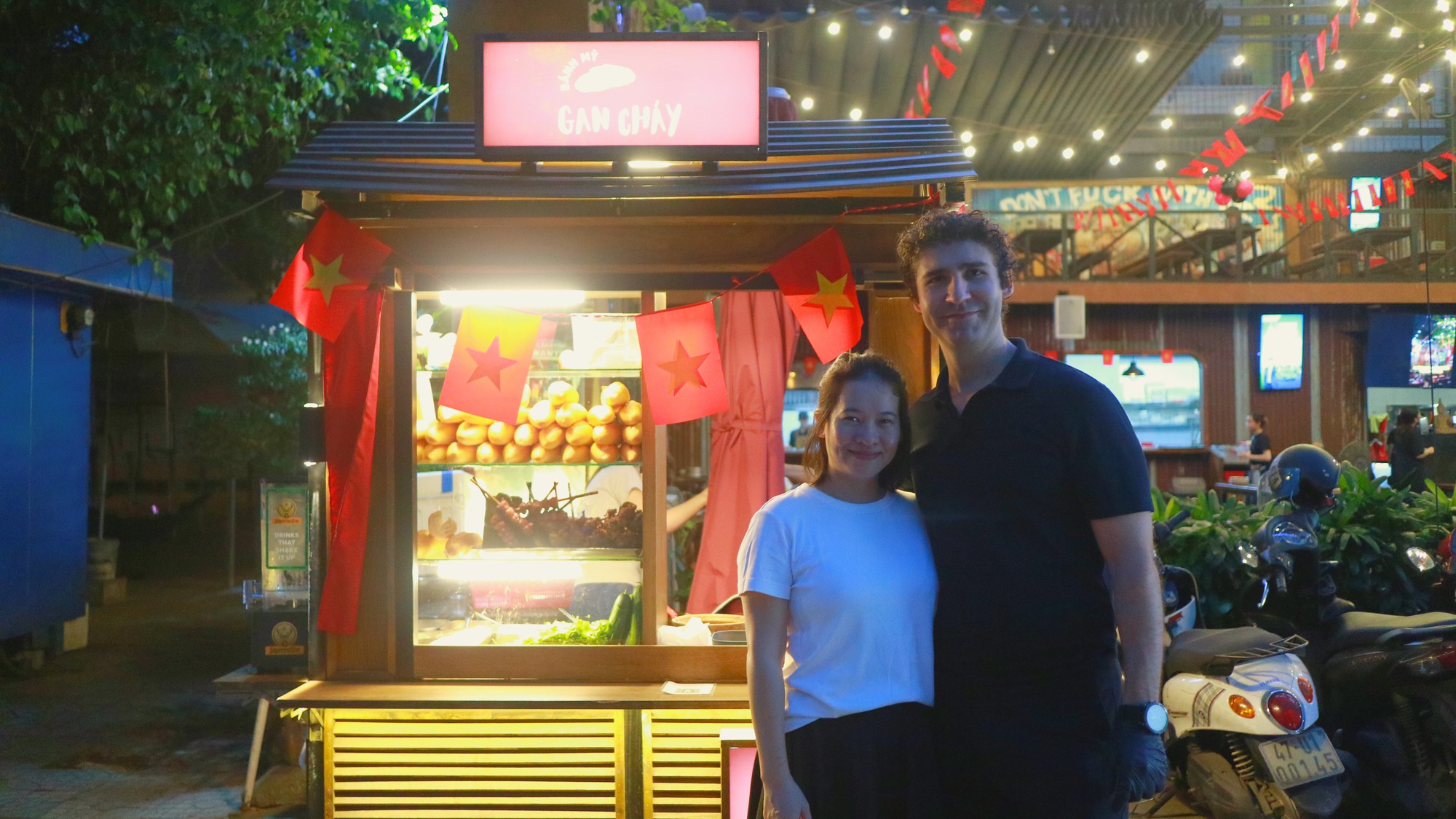 Tình yêu Việt Nam của anh Tây bán bánh mì - Ảnh 1. Tình yêu Việt Nam của anh Tây bán bánh mì - Ảnh 1.