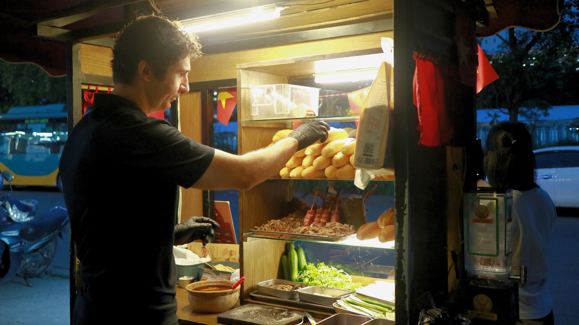 Tình yêu Việt Nam của anh Tây bán bánh mì - Ảnh 2. Tình yêu Việt Nam của anh Tây bán bánh mì - Ảnh 2.