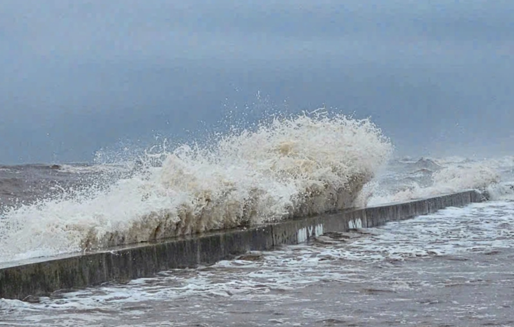 Cảnh b&aacute;o 2 đợt s&oacute;ng lớn, nguy cơ sạt lở bờ biển Quảng Trị đến C&agrave; Mau- Ảnh 1.