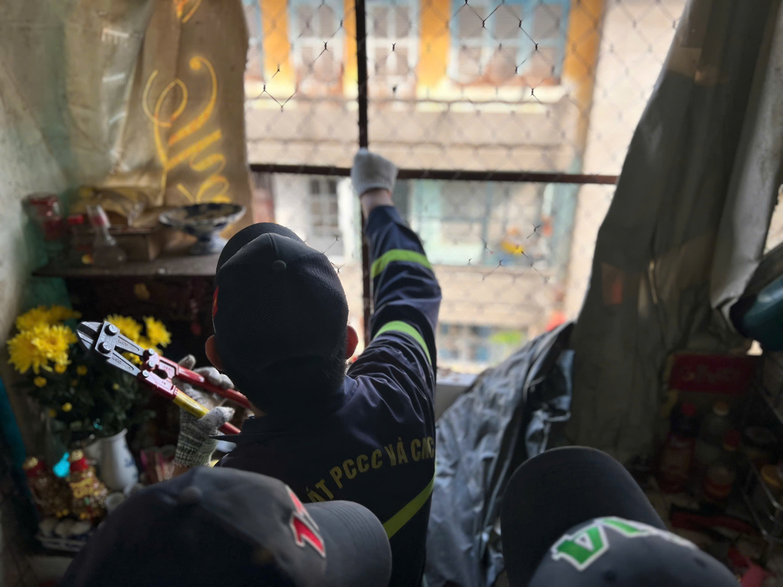 Công an TP.HCM tiếp tục 'đi từng ngõ, gõ từng nhà' xóa 'chuồng cọp'- Ảnh 2.