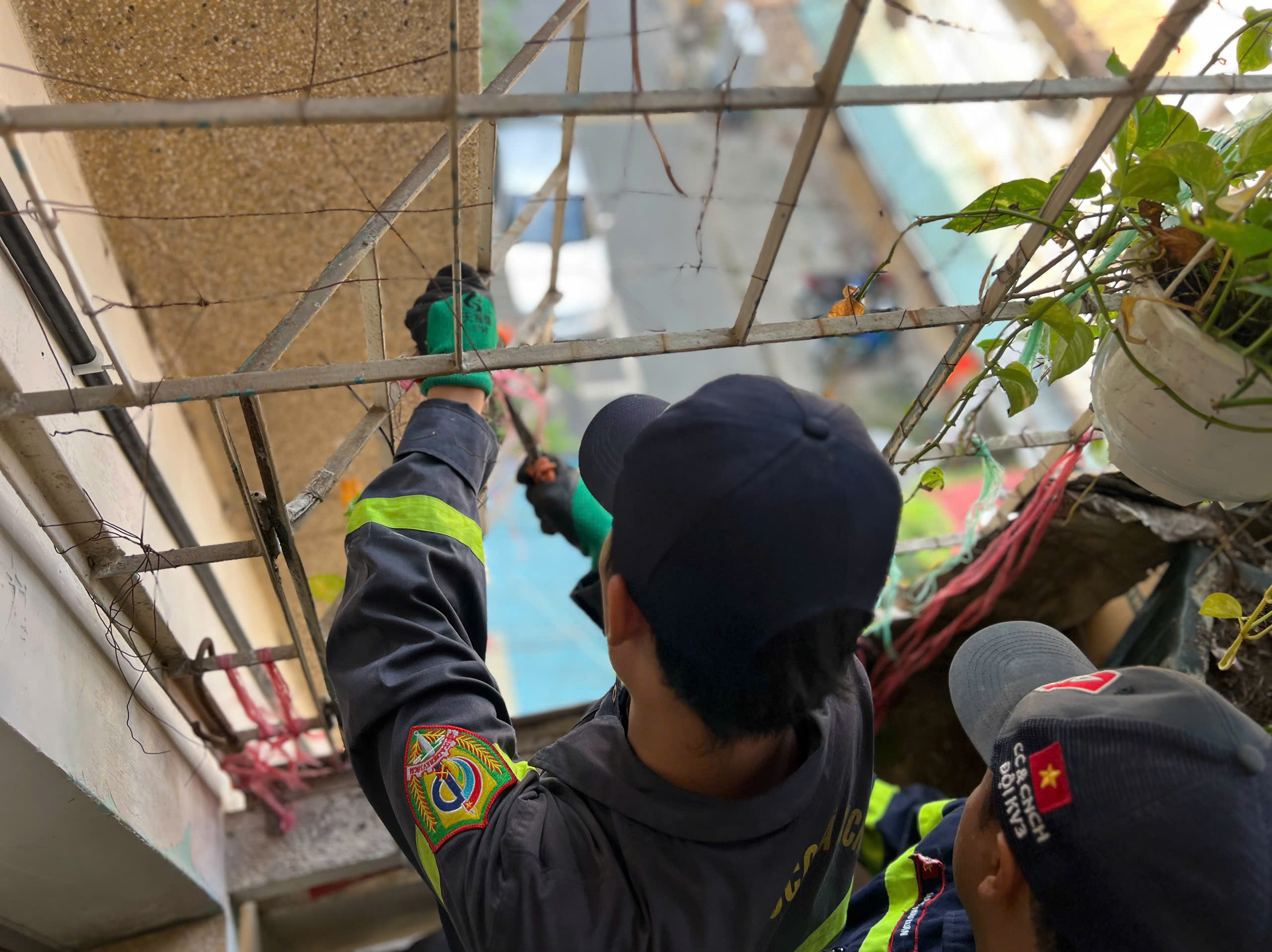 Công an TP.HCM tiếp tục 'đi từng ngõ, gõ từng nhà' xóa 'chuồng cọp'- Ảnh 4.