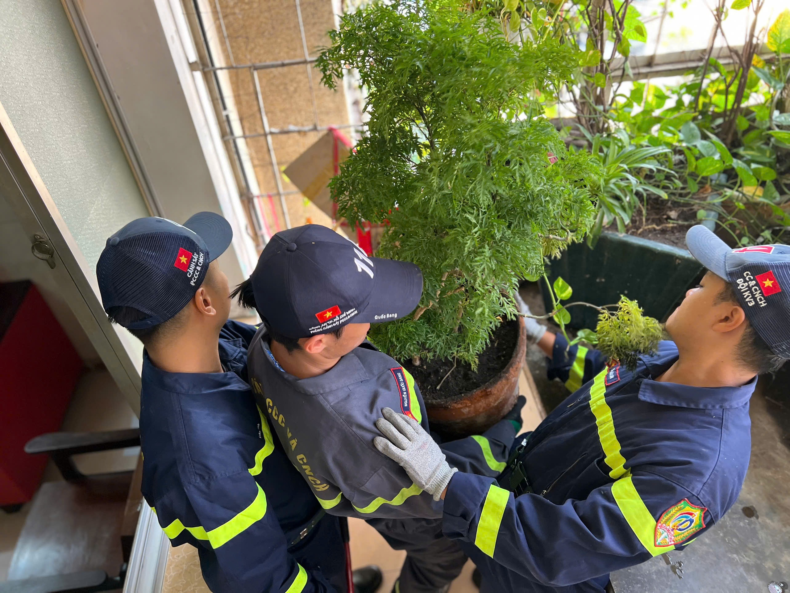 Công an TP.HCM tiếp tục 'đi từng ngõ, gõ từng nhà' xóa 'chuồng cọp'- Ảnh 3.