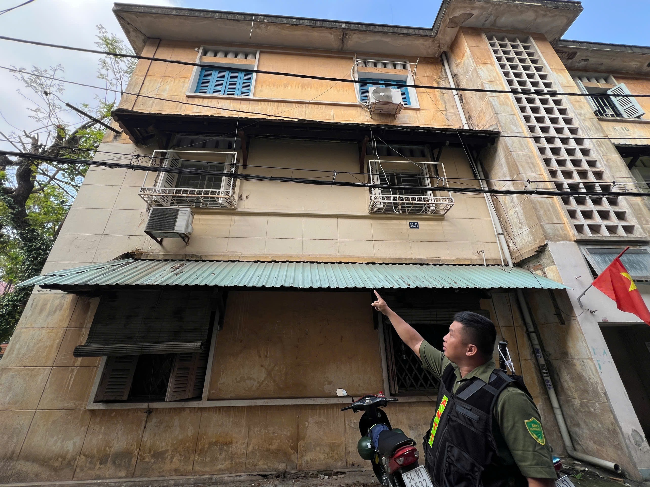 Công an TP.HCM tiếp tục 'đi từng ngõ, gõ từng nhà' xóa 'chuồng cọp'- Ảnh 6.