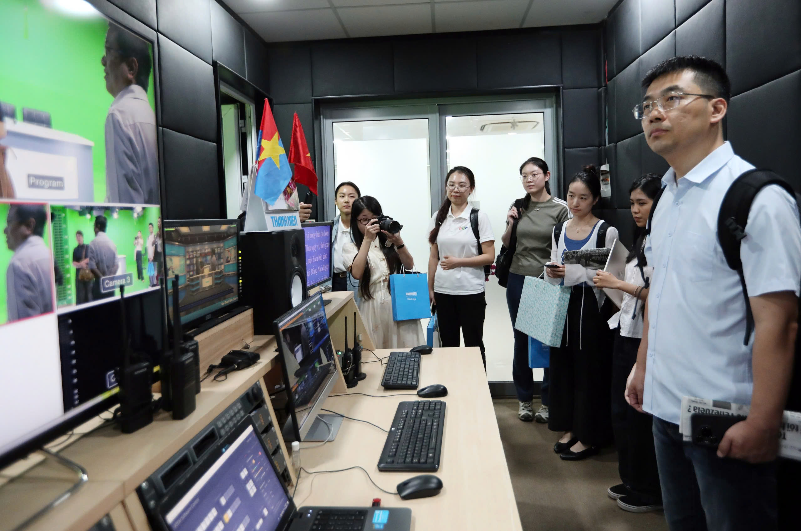 Đào tạo báo chí thực chiến tại tòa soạn Thanh Niên: Sinh viên trải nghiệm thực tế - Ảnh 12. Đào tạo báo chí thực chiến tại tòa soạn Thanh Niên: Sinh viên trải nghiệm thực tế - Ảnh 12.