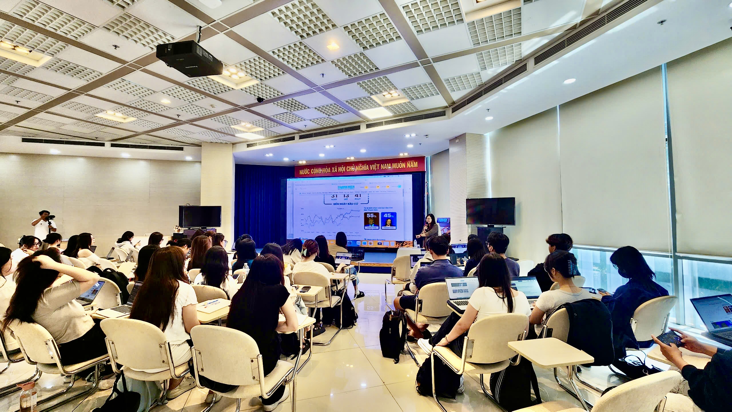 Đào tạo báo chí thực chiến tại tòa soạn Thanh Niên: Sinh viên trải nghiệm thực tế - Ảnh 4. Đào tạo báo chí thực chiến tại tòa soạn Thanh Niên: Sinh viên trải nghiệm thực tế - Ảnh 4.