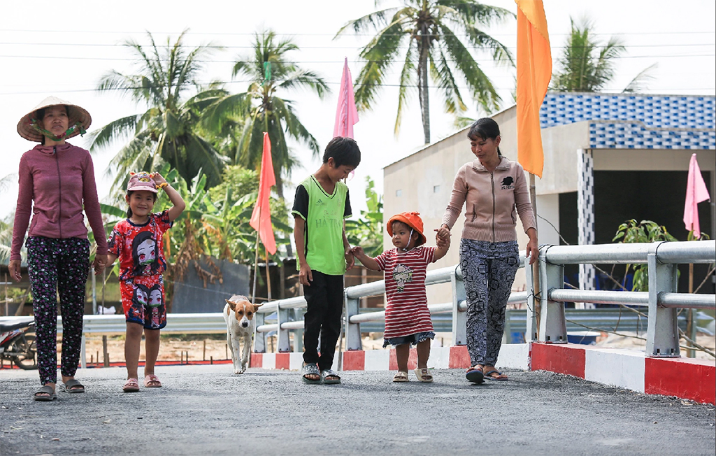 Chỉ c&oacute; ở Thanh Ni&ecirc;n: Những c&acirc;y cầu bừng s&aacute;ng v&ugrave;ng qu&ecirc;- Ảnh 7.