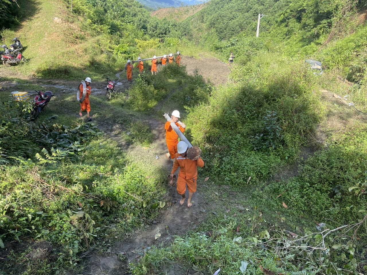 EVN có lợi nhuận vượt chỉ tiêu, kiến nghị đưa chi phí vận hành vào giá điện - Ảnh 2.