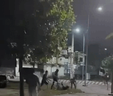 TP.HCM: Bắt nh&oacute;m d&ugrave;ng hung kh&iacute; h&agrave;nh hung người đang nhậu tr&ecirc;n vỉa h&egrave; - Ảnh 1.