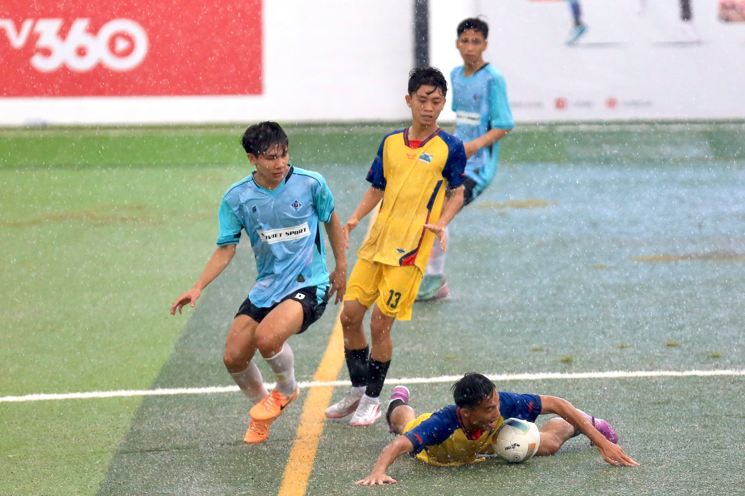 Nhiều trận đấu 'nảy lửa' ở vòng loại giải bóng đá Thanh Niên sinh viên Việt Nam- Ảnh 9.