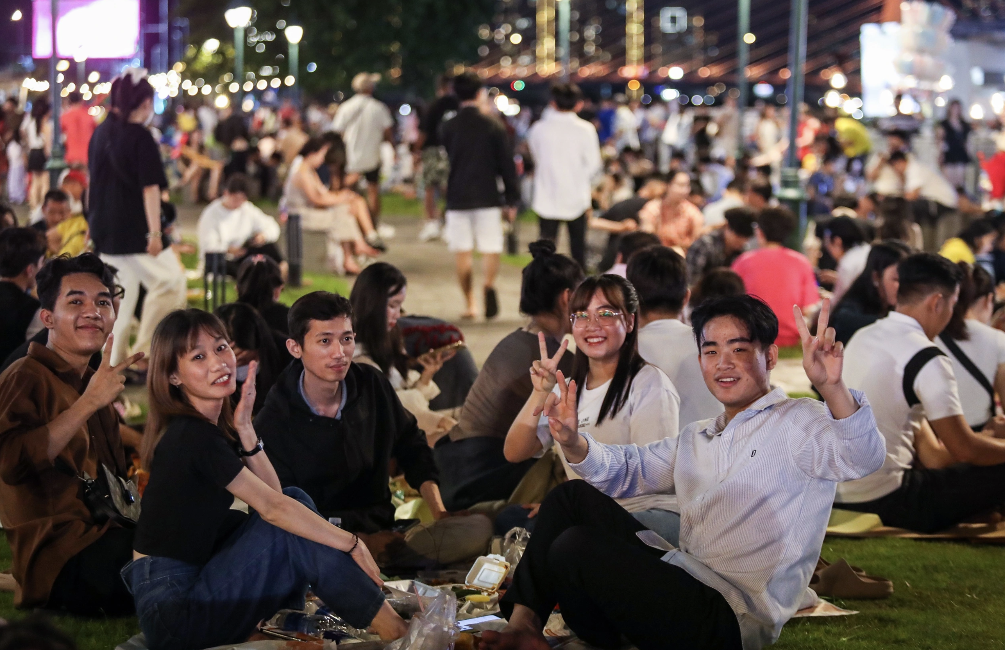 Countdown tết dương lịch 2026 ở TP.HCM: Bạn thích ra đường hay ở nhà? - Ảnh 2.