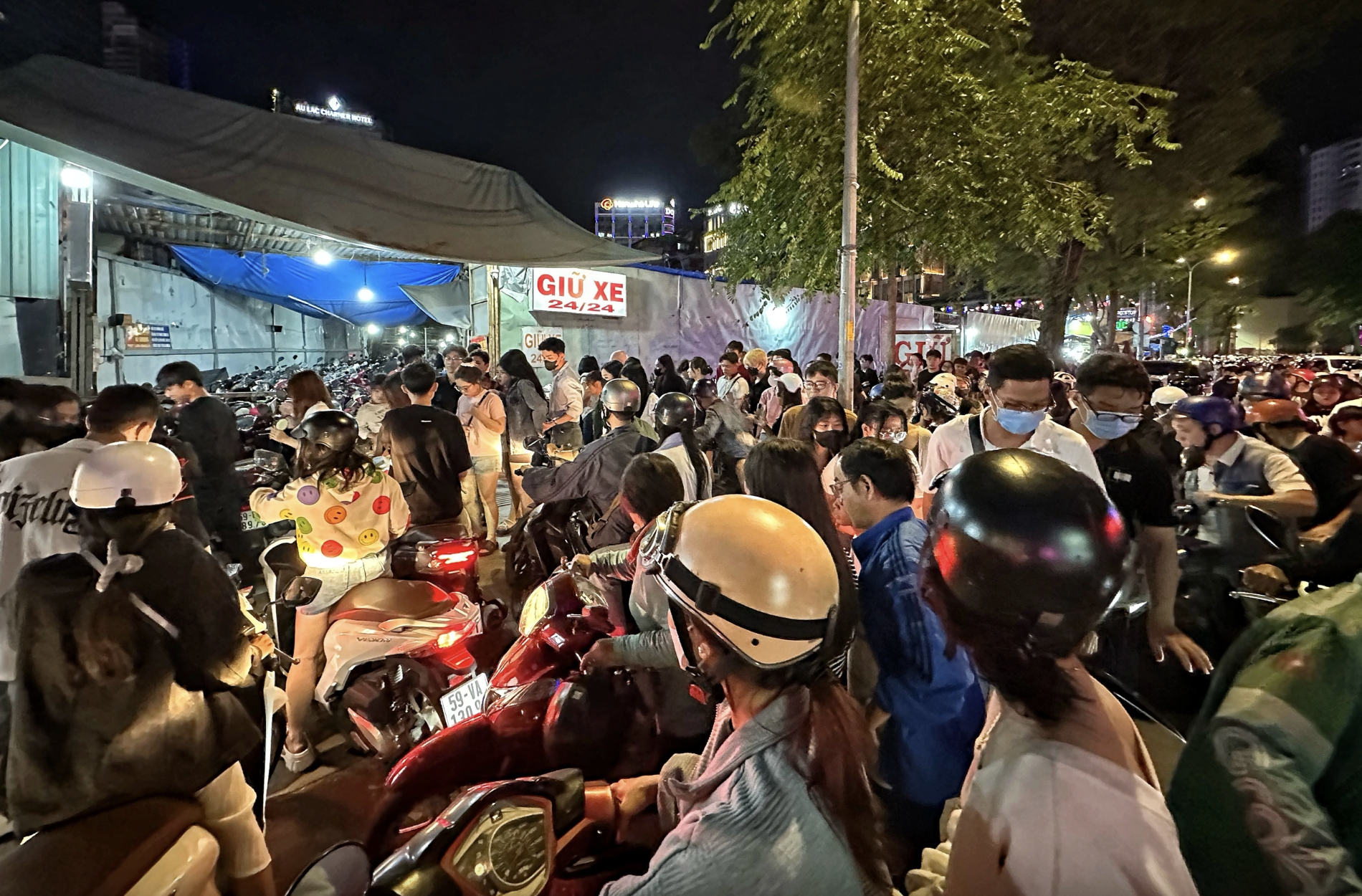 Countdown tết dương lịch 2026 ở TP.HCM: Bạn thích ra đường hay ở nhà? - Ảnh 3.