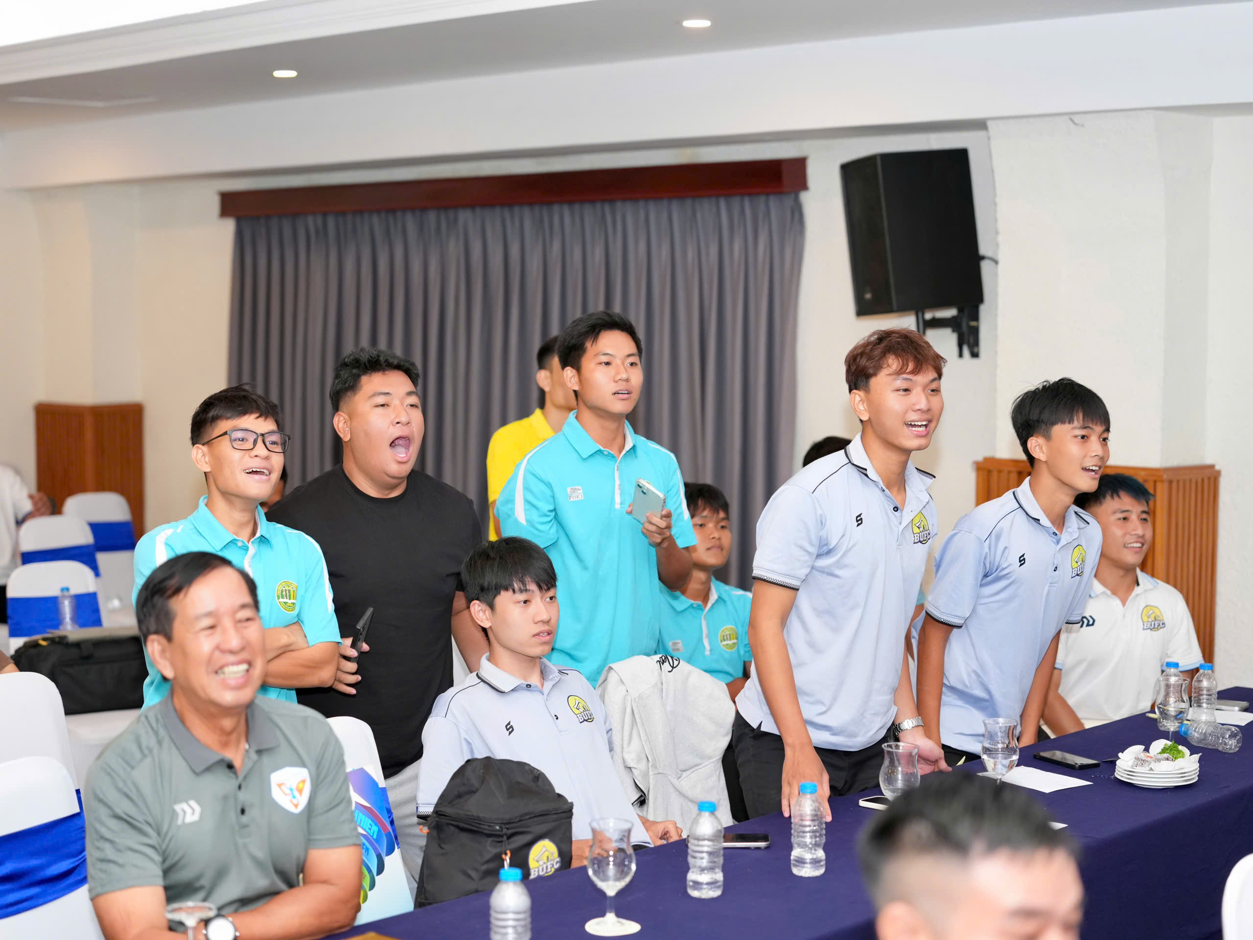 Vòng loại khu vực TP.HCM xuất hiện 3 'nhóm tử thần', HLV các trường xúc động...- Ảnh 4.