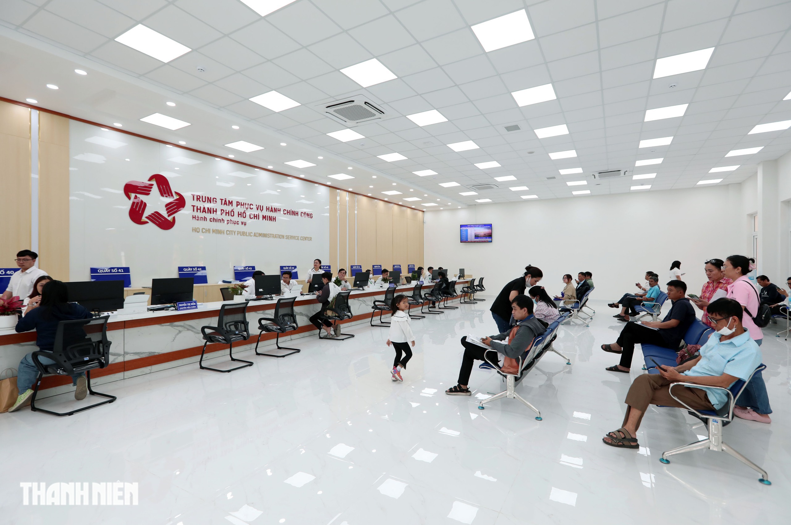 Ngày đầu tiên vận hành của Trung tâm Phục vụ hành chính công TP.HCM  - Ảnh 2.