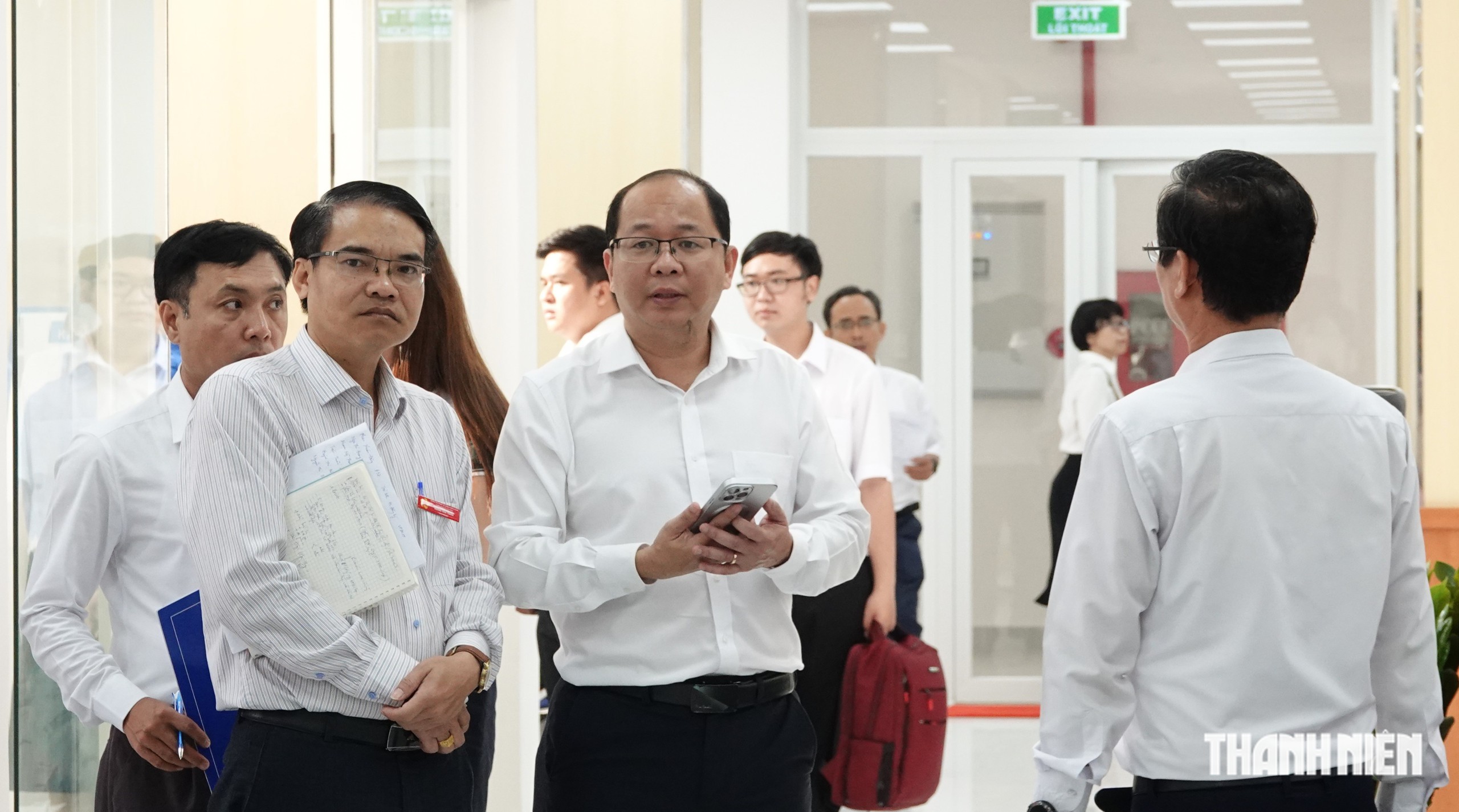 Trung tâm Phục vụ hành chính công TP.HCM nhộn nhịp hồ sơ ngày đầu tiếp nhận - Ảnh 1.