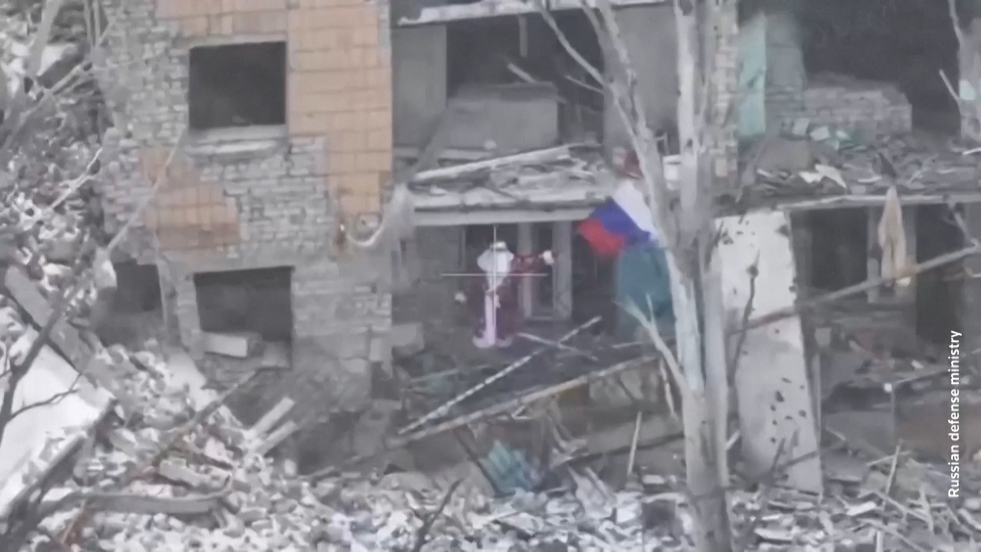 Nga tuy&ecirc;n bố kiểm so&aacute;t thị trấn ở Mirnohrad - Ảnh 1.