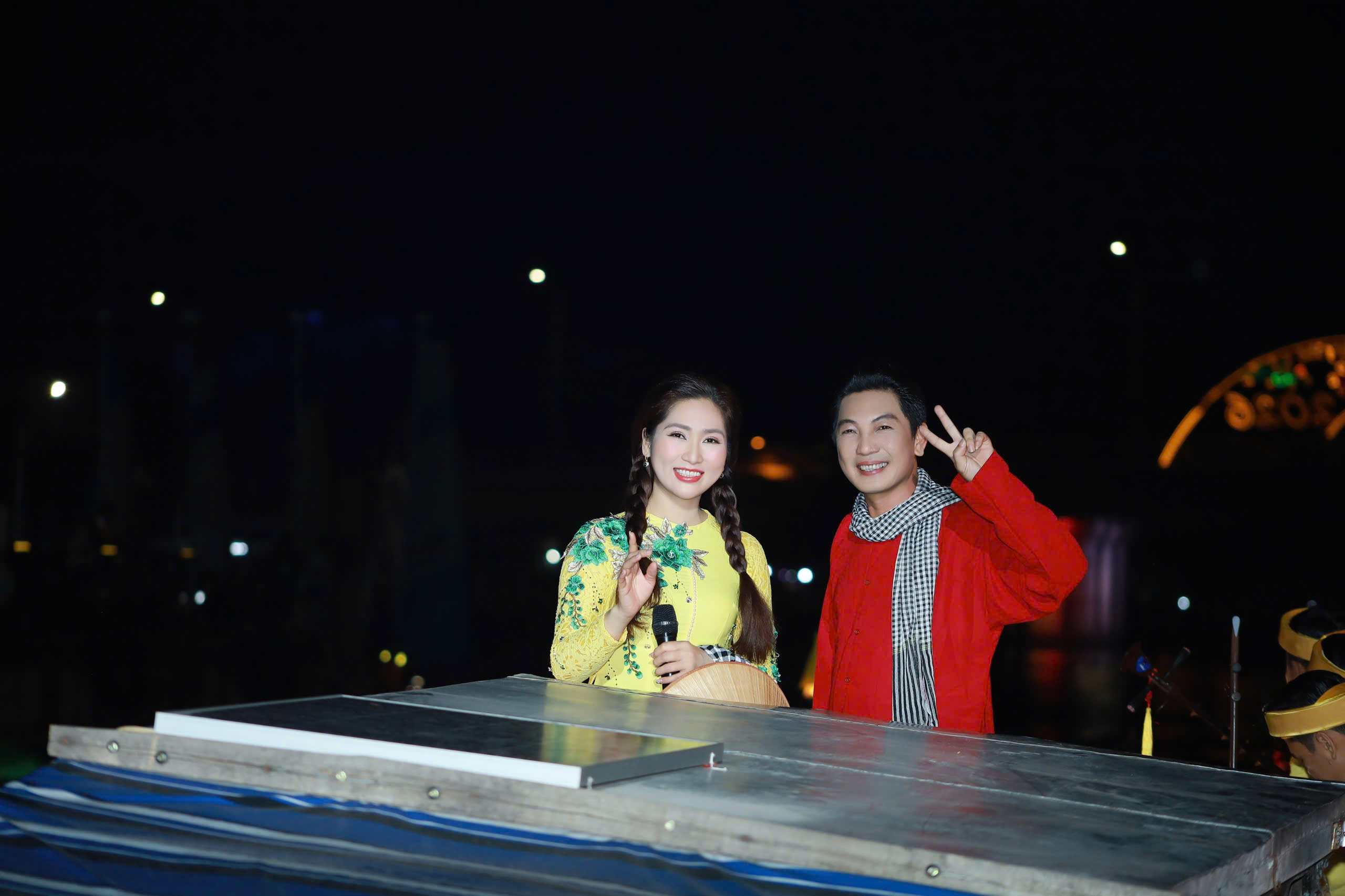 Cẩm Ly tái xuất, NSƯT Như Huỳnh xúc động khi trình diễn trước khán giả Cần Thơ- Ảnh 2. Cẩm Ly tái xuất, NSƯT Như Huỳnh xúc động khi trình diễn trước khán giả Cần Thơ- Ảnh 2.