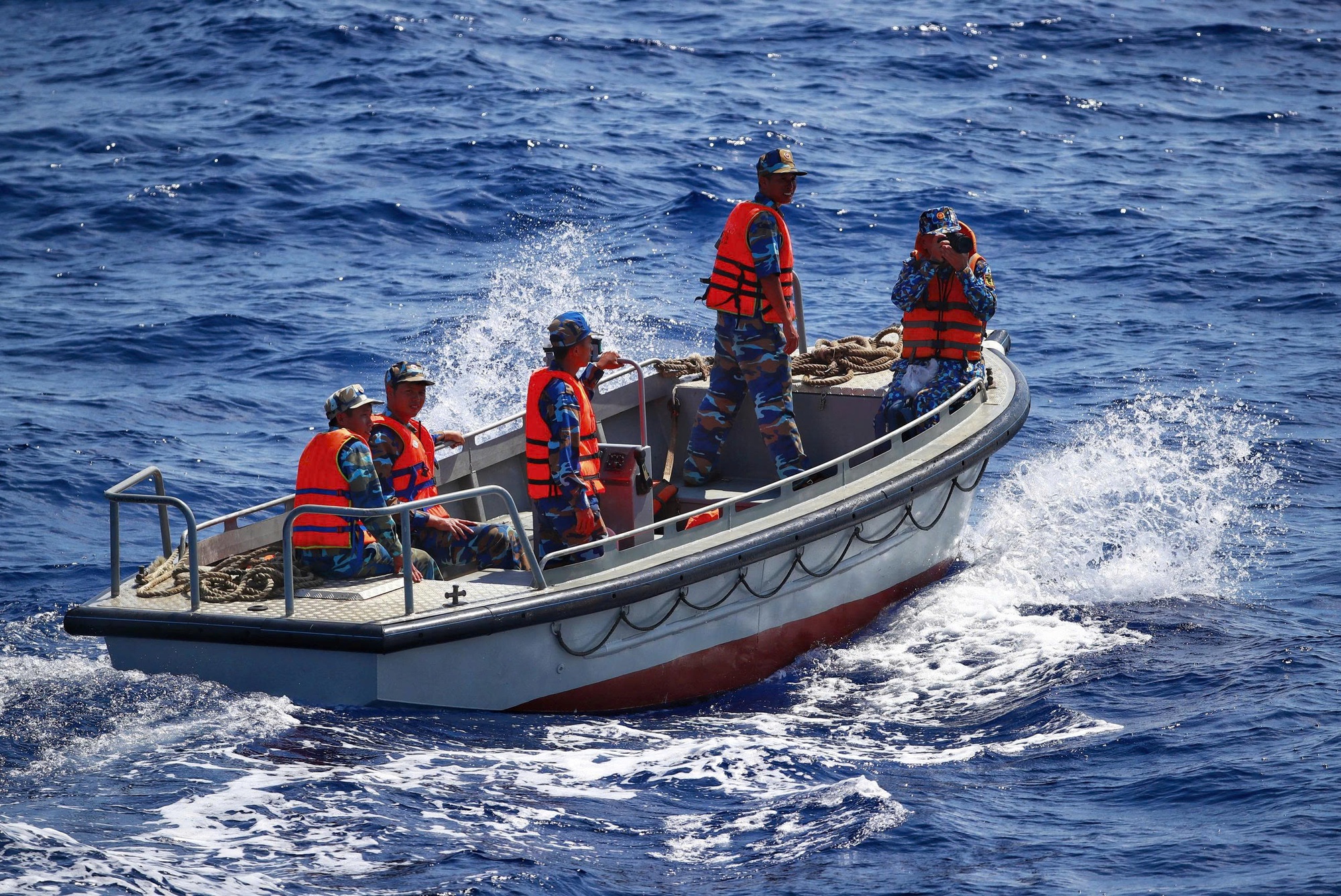 Bảo vệ chủ quyền quốc gia từ thực địa đến mặt trận th&ocirc;ng tin- Ảnh 3.