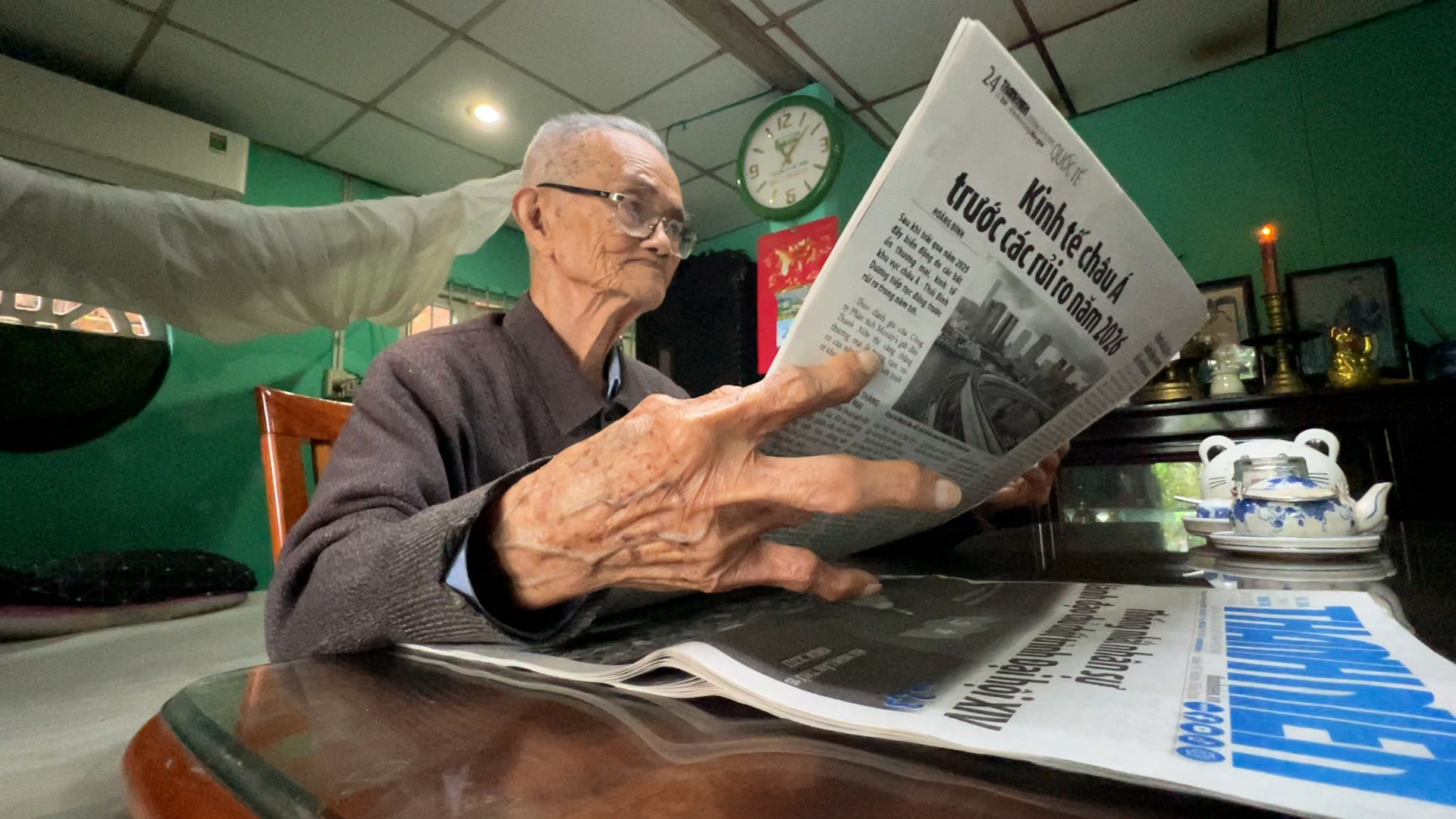 Cụ ông 102 tuổi 40 năm làm bạn với Báo Thanh Niên: Tôi sẽ đọc cho đến khi 'ra đi' - Ảnh 1.