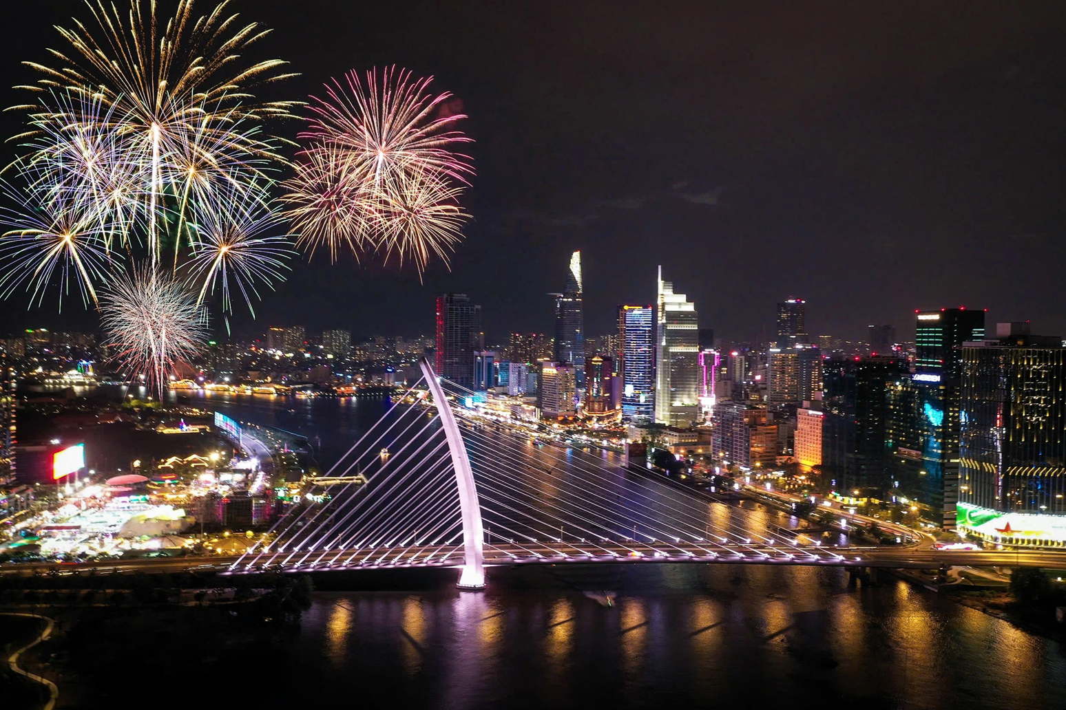 Trời chiều lòng du khách dịp tết tây- Ảnh 2.