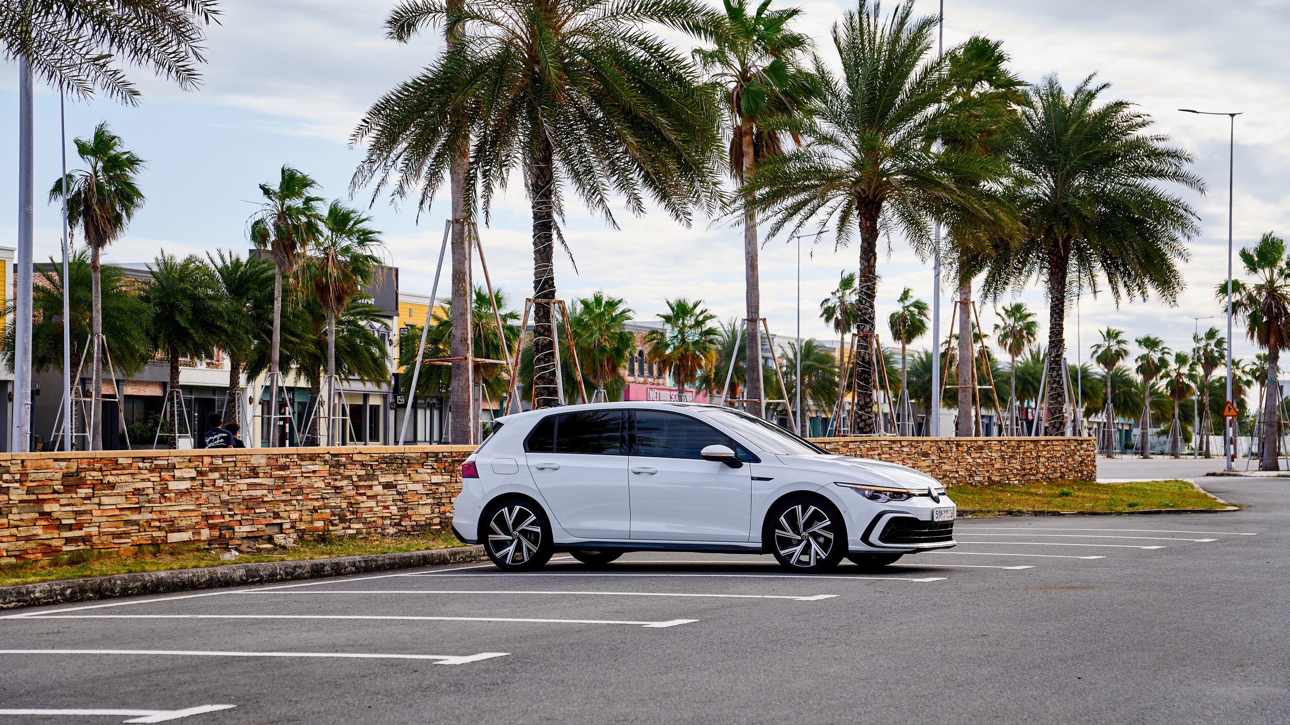 Volkswagen Golf nhập Đức gi&aacute; dưới 1 tỉ đồng: 'Xe ăn chơi' cho người th&iacute;ch l&aacute;i - Ảnh 1.