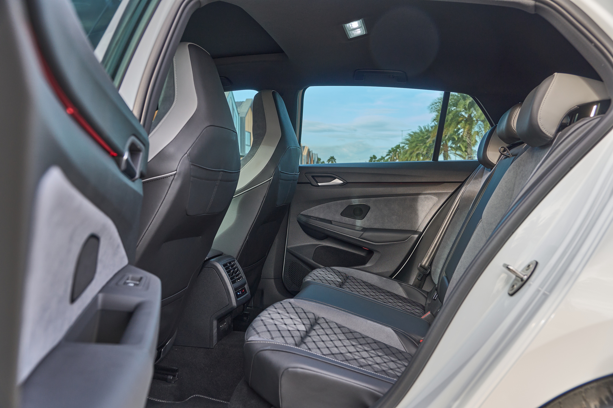 Volkswagen Golf nhập Đức gi&aacute; dưới 1 tỉ đồng: 'Xe ăn chơi' cho người th&iacute;ch l&aacute;i - Ảnh 3.