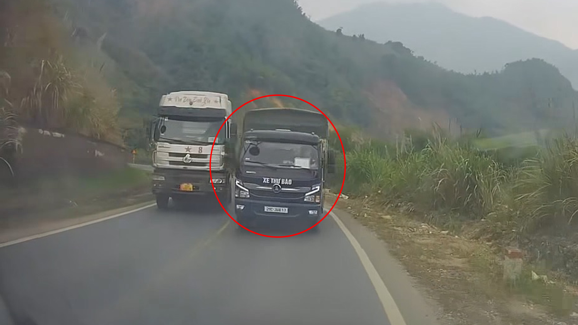 Xe thư báo 'cướp làn' vượt ẩu, ép ô tô khác vào lề đường - Ảnh 1.